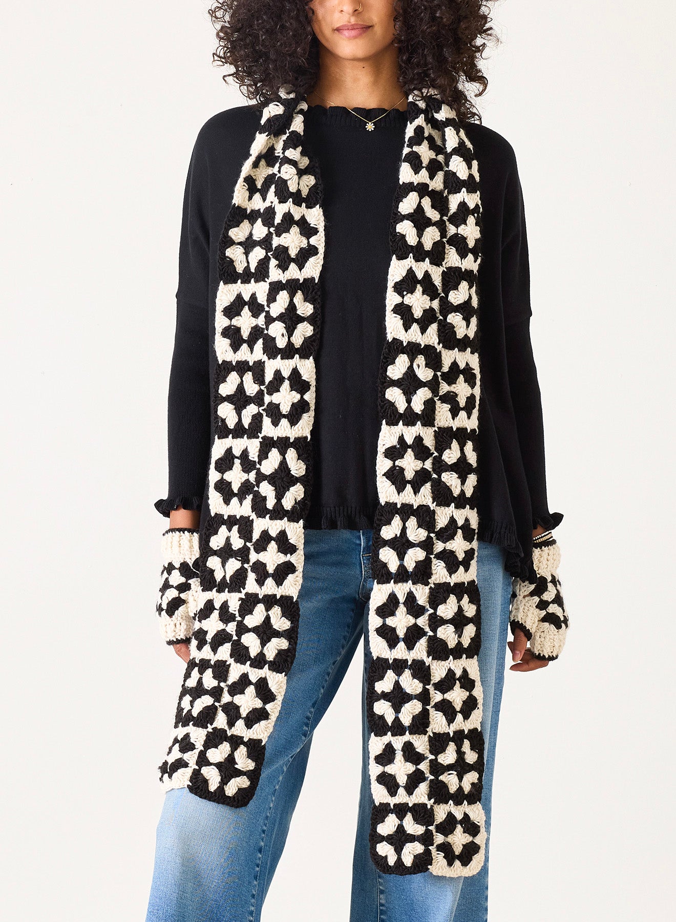 Black/White La Paz Crochet Scarf