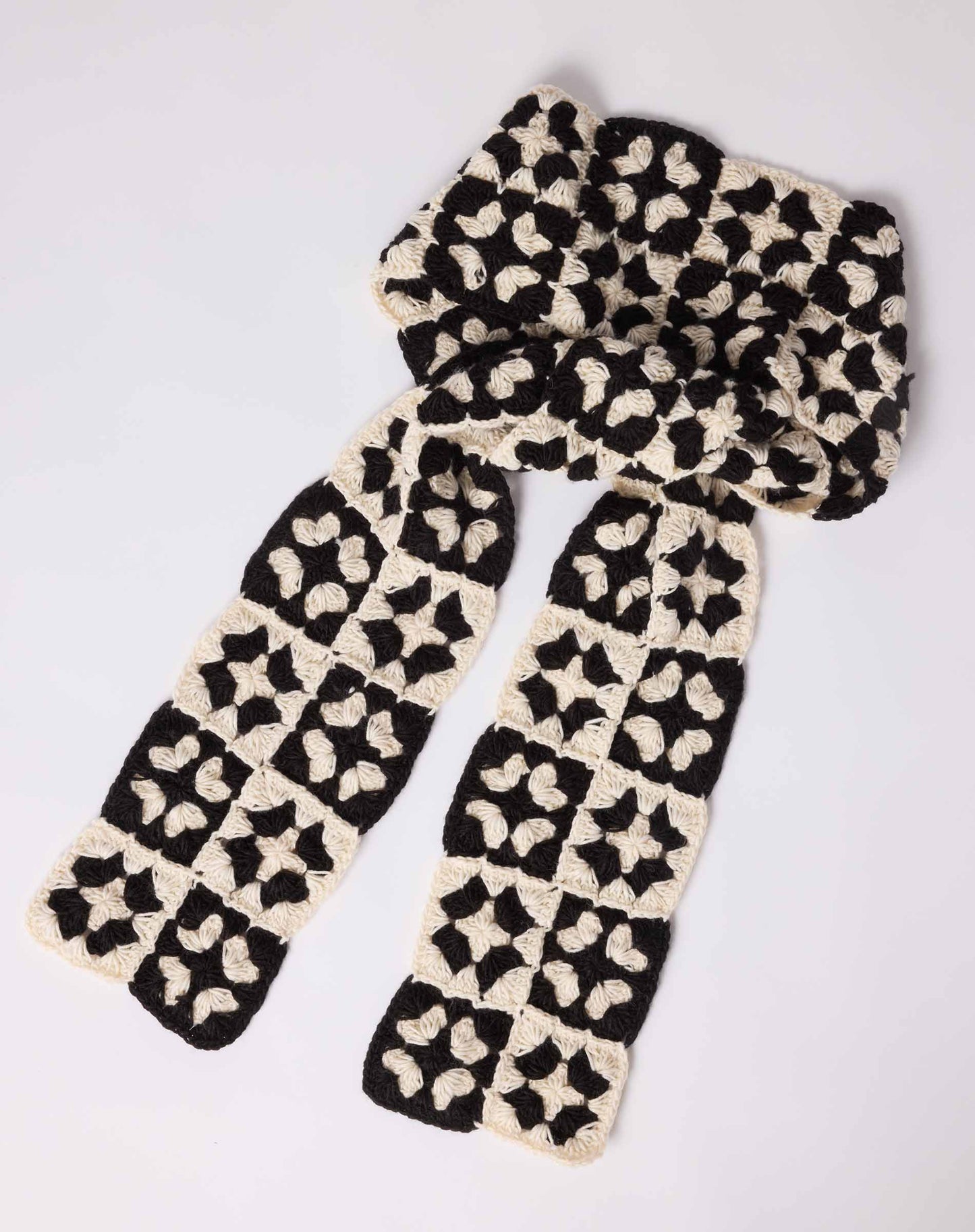 Black/White La Paz Crochet Scarf